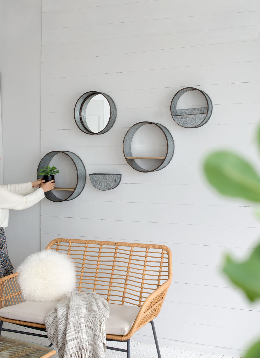 S/5 Zale Round Wall Planters SHELF Media 1