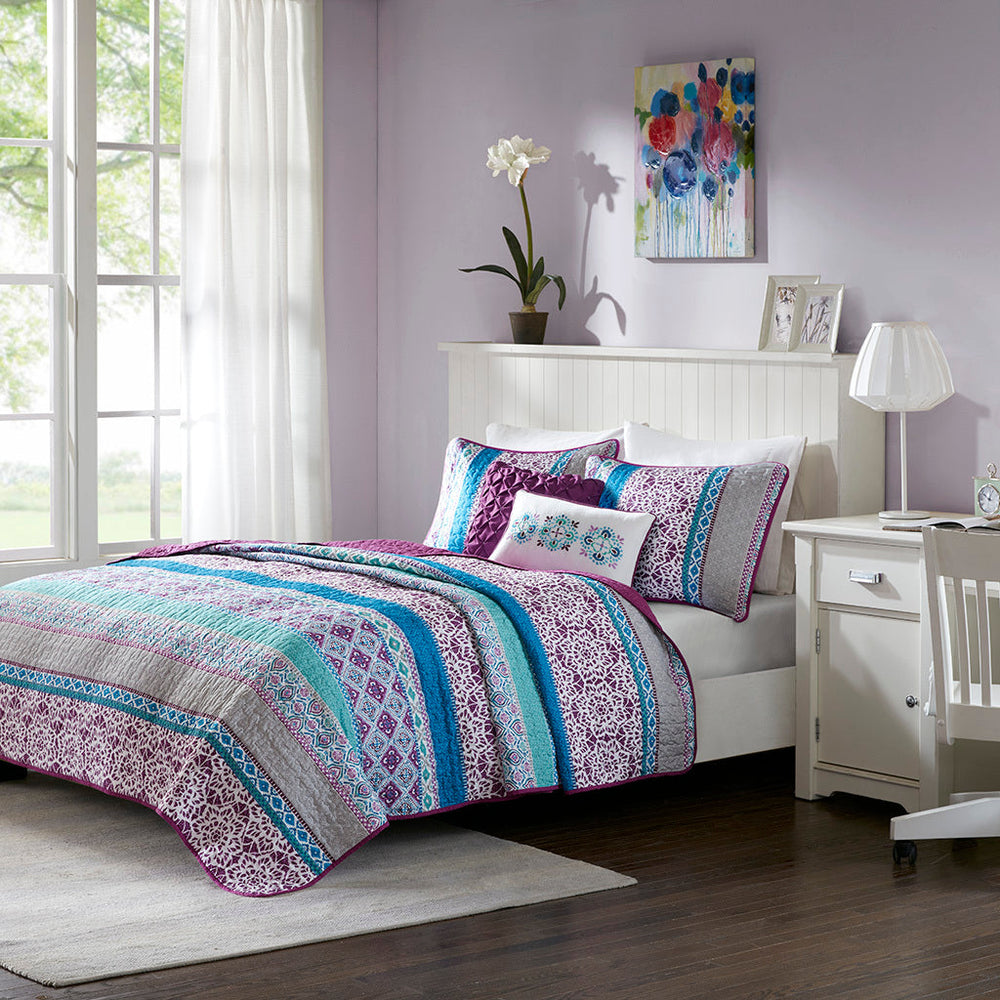 Full/Queen Reversible Quilt Set with Throw Pillows Media 1