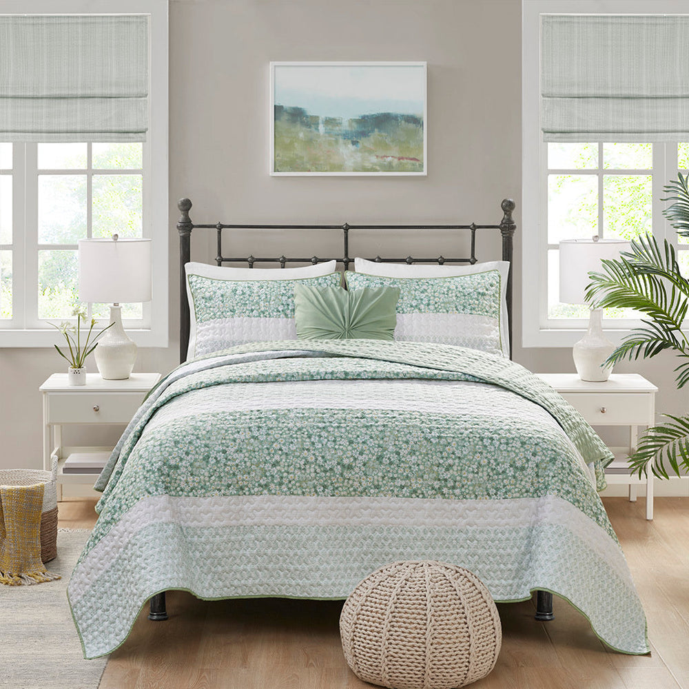 Full/Queen 4 Piece Seersucker Quilt Set with Throw Pillow Media 2