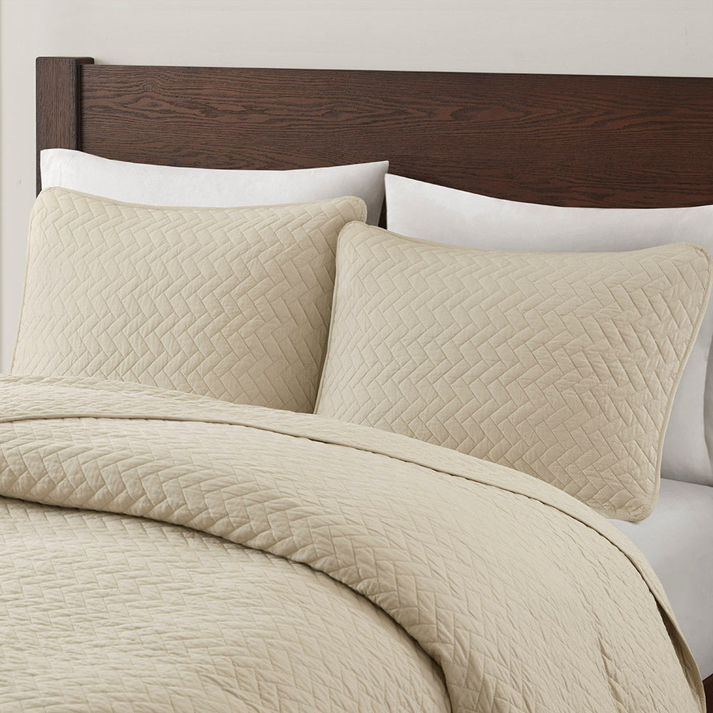 Queen 3 Piece Luxurious Oversized Quilt Set Media 7