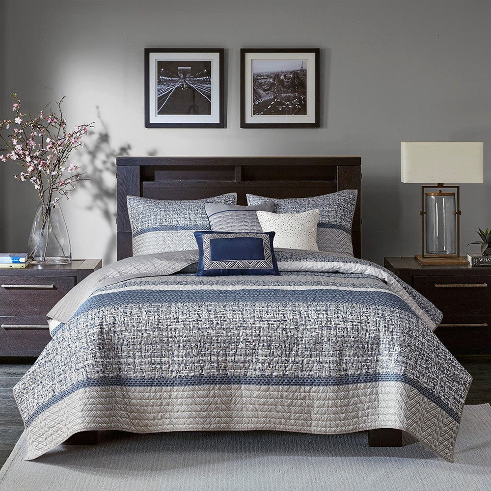 6 Piece Reversible Jacquard Quilt Set with Throw Pillows Navy King/Cal King Media 19