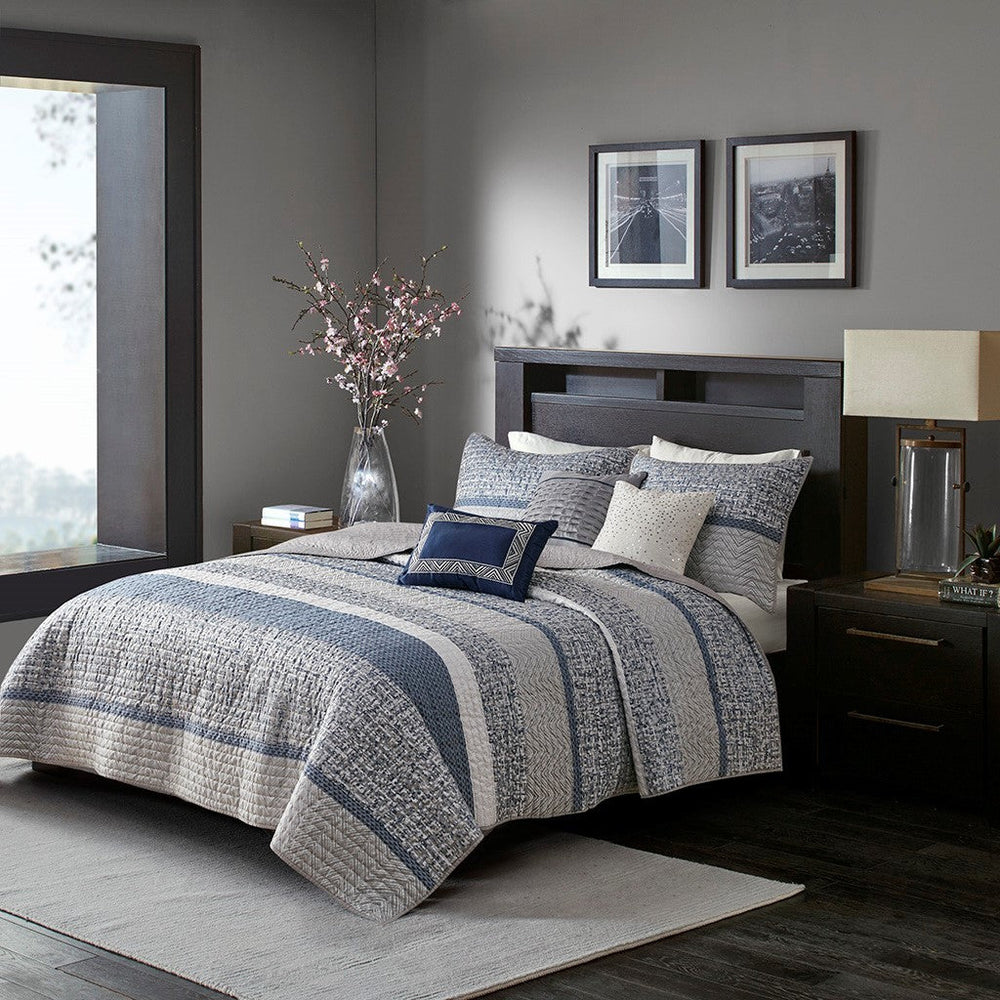 6 Piece Reversible Jacquard Quilt Set with Throw Pillows Navy King/Cal King Media 1