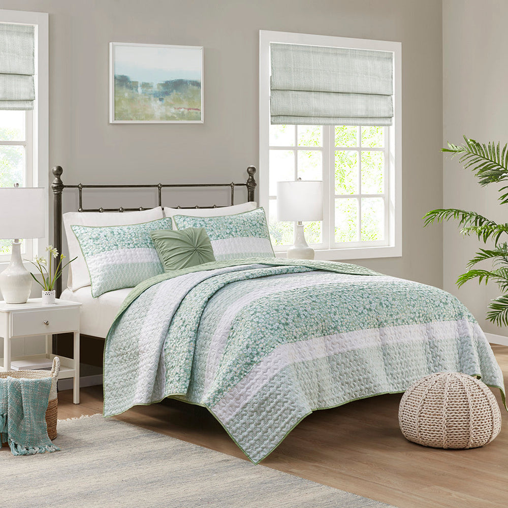 Full/Queen 4 Piece Seersucker Quilt Set with Throw Pillow Media 1