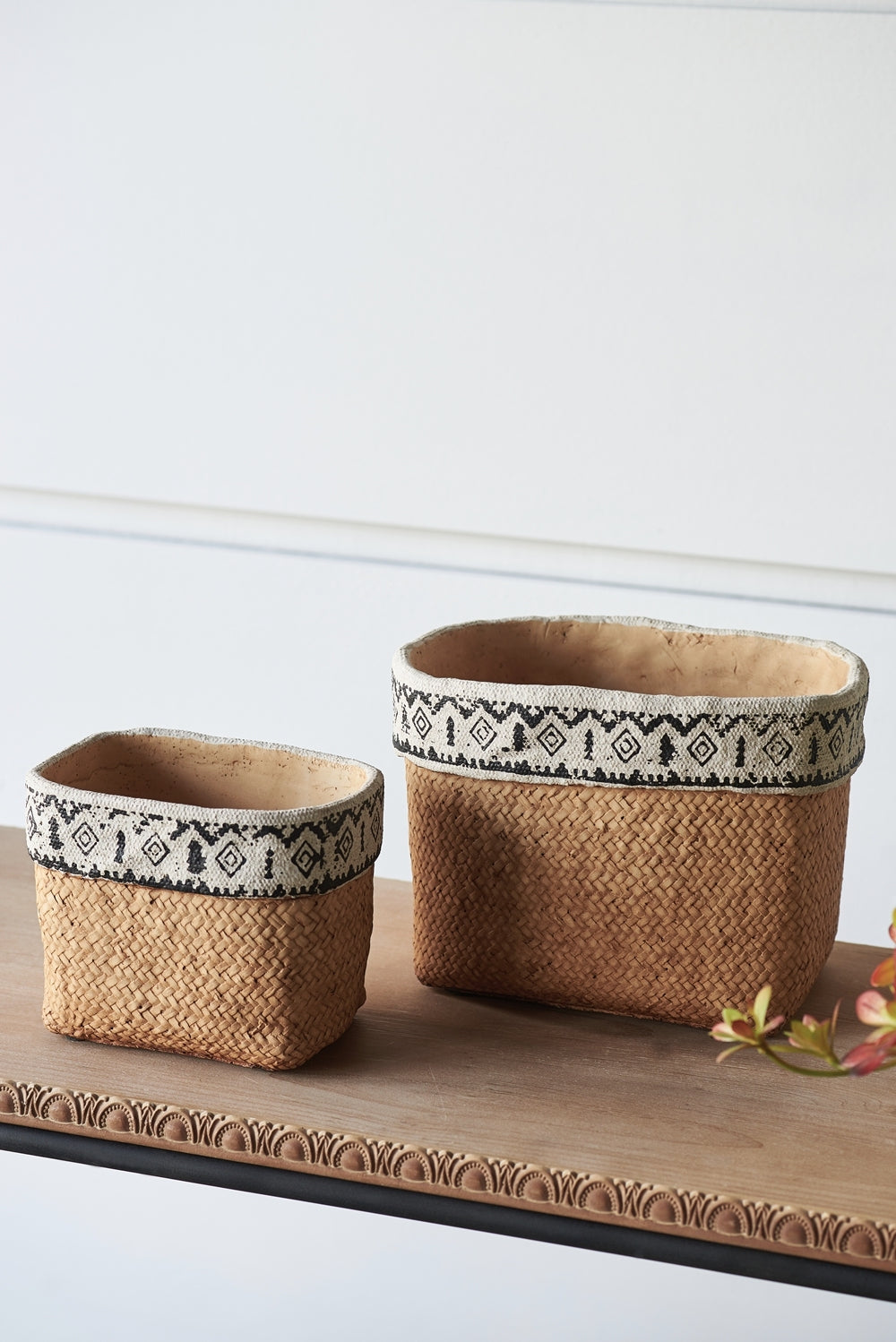 Set of 2 Rectangular Basket Planters with Geometric Trim, L:10.5x8.5x8' S:7.5x5.5x6.5' Media 7