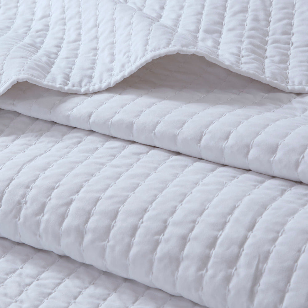 3 Piece Quilt Set White King/Cal King Media 8