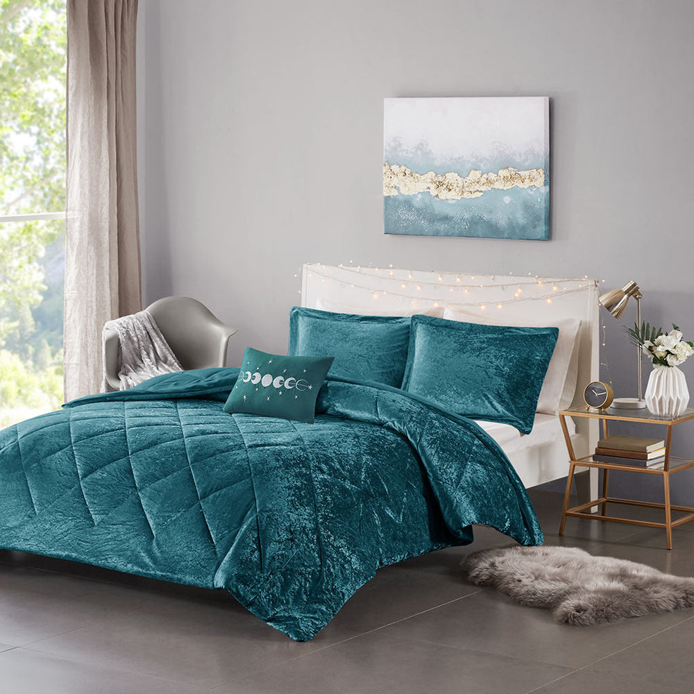 Twin/Twin XL Velvet Comforter Set with Throw Pillow Media 1
