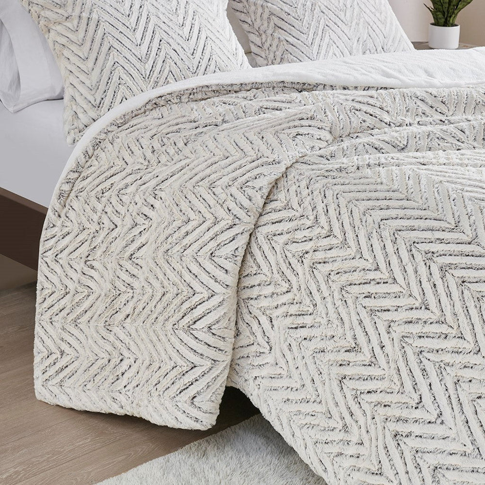 Full/Queen Ultra Plush Down Alternative Comforter Set Media 8