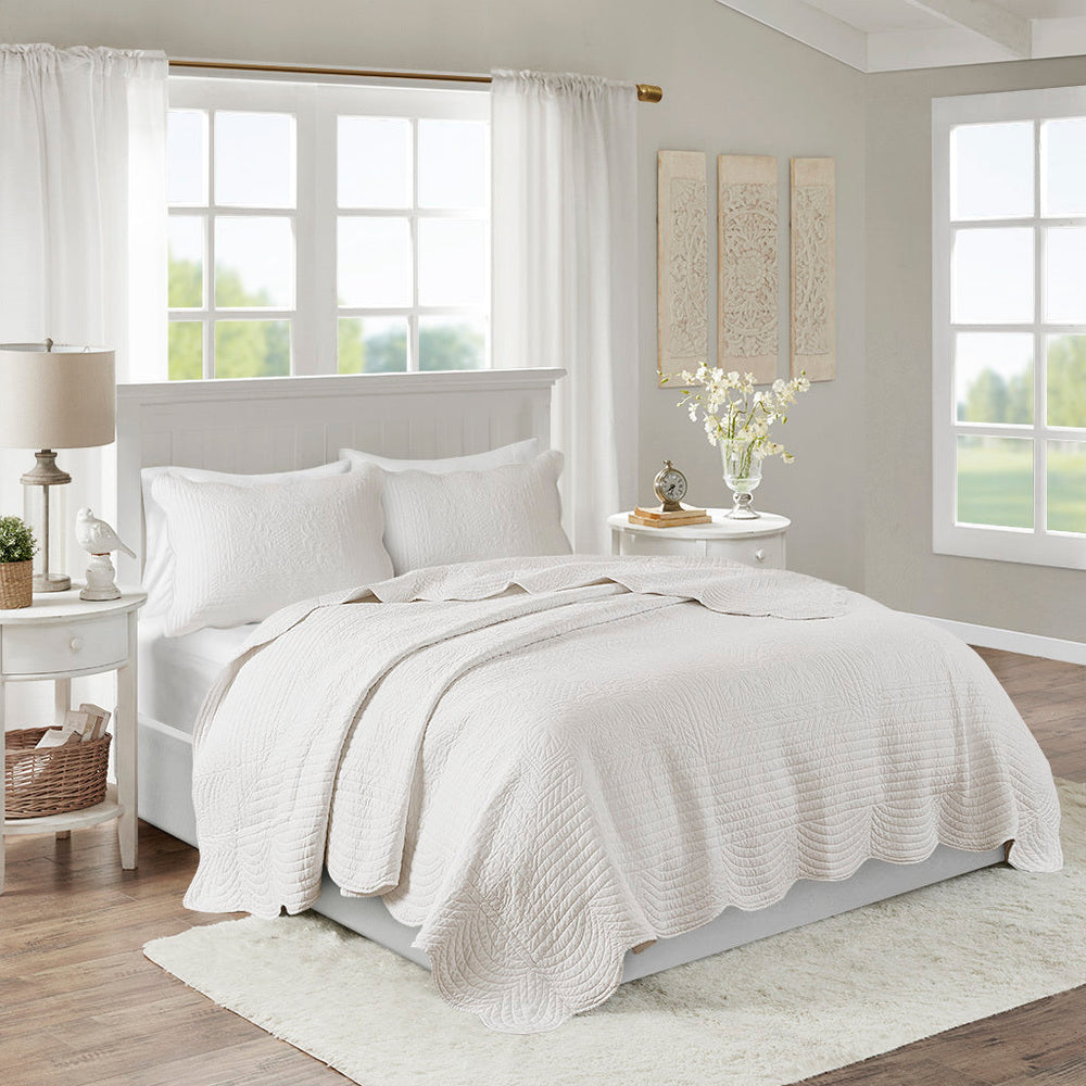 3 Piece Reversible Scalloped Edge Quilt Set White King/Cal King Media 1