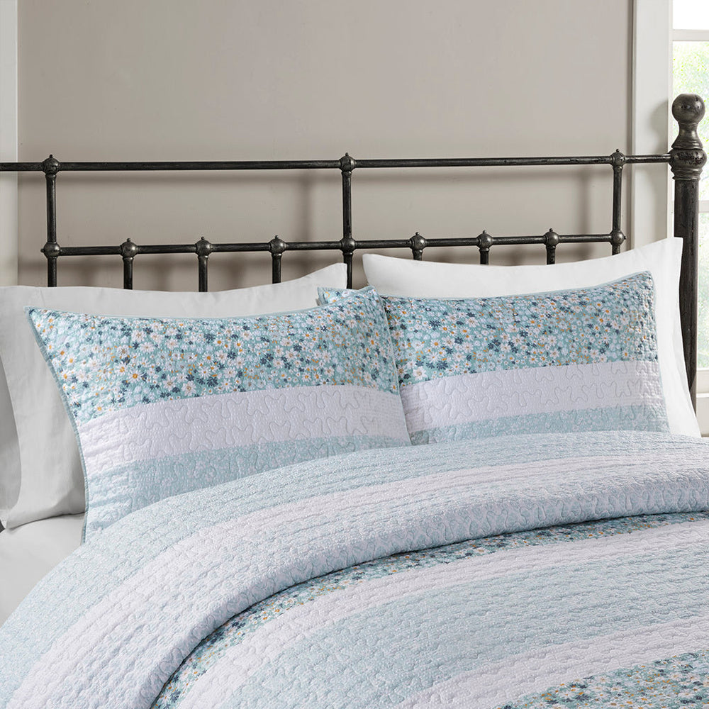 Full/Queen 4 Piece Seersucker Quilt Set with Throw Pillow Media 11