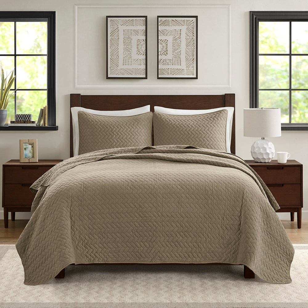 Queen 3 Piece Luxurious Oversized Quilt Set Media 2
