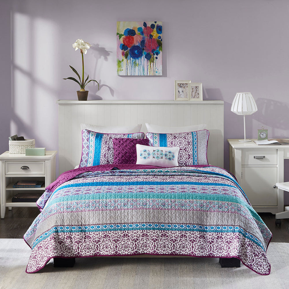 Twin/Twin XL Reversible Quilt Set with Throw Pillows Media 8