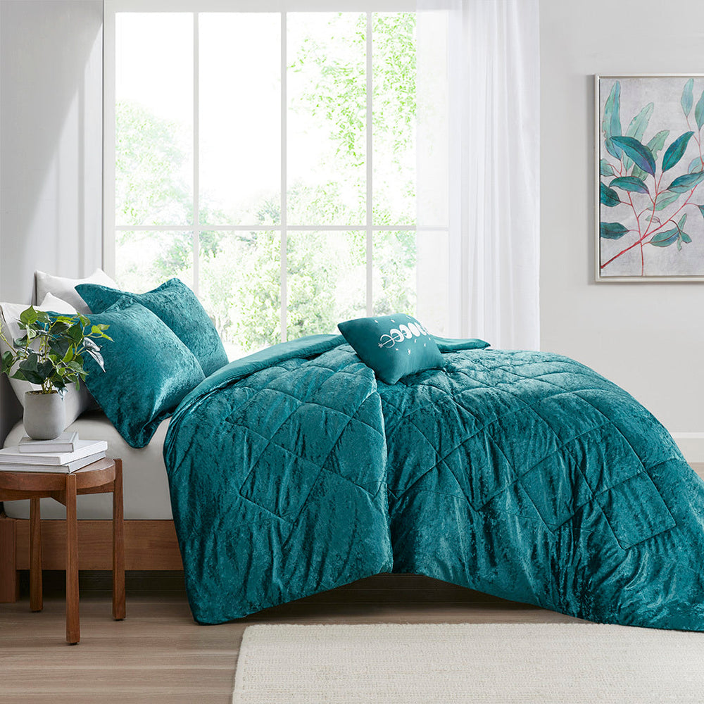 King/Cal King Velvet Comforter Set with Throw Pillow Media 9
