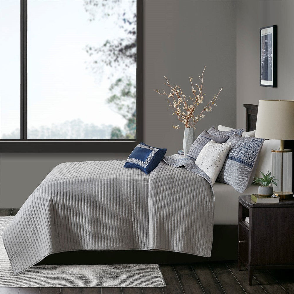 6 Piece Reversible Jacquard Quilt Set with Throw Pillows Navy Full/Queen Media 20