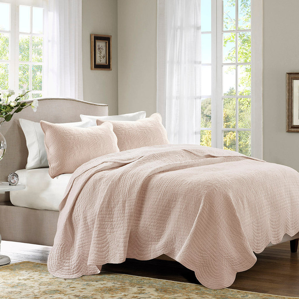 3 Piece Reversible Scalloped Edge Quilt Set Blush King/Cal King Media 2