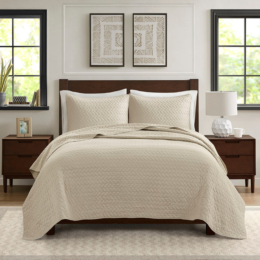 Queen 3 Piece Luxurious Oversized Quilt Set Media 2