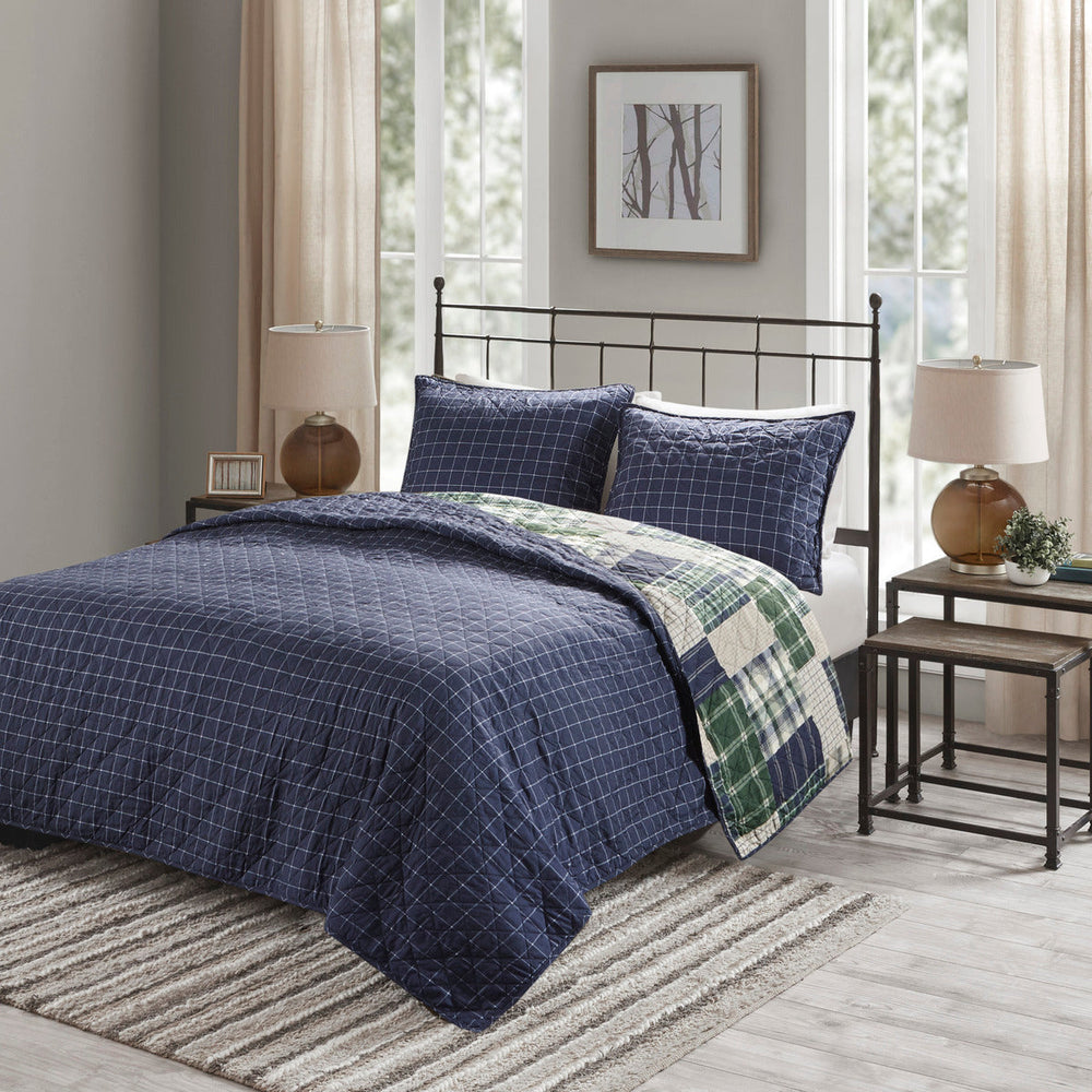 3 Piece Reversible Printed Quilt Set Green / Navy King/Cal King Media 2