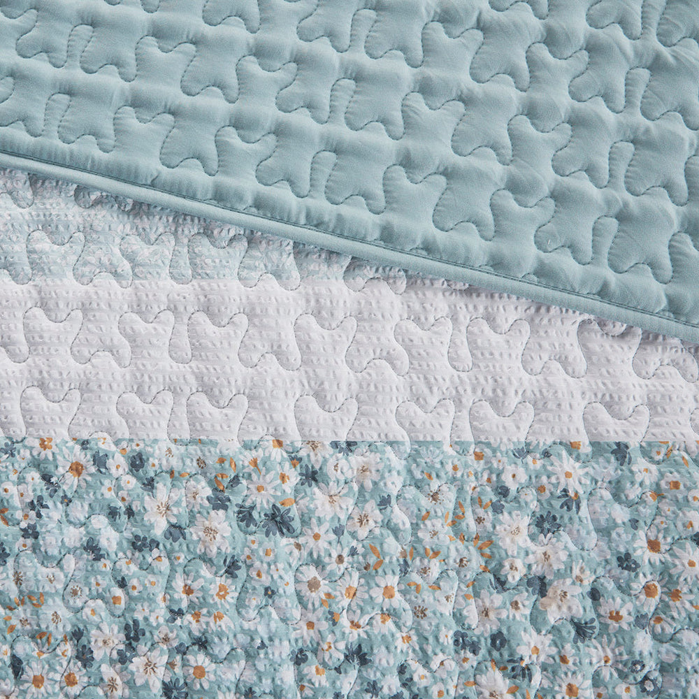 King/Cal King 4 Piece Seersucker Quilt Set with Throw Pillow Media 3