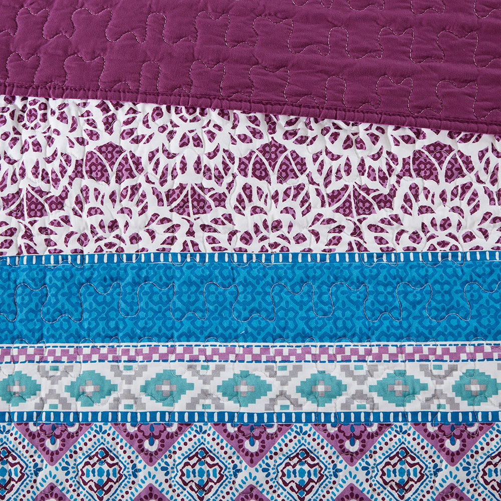 Twin/Twin XL Reversible Quilt Set with Throw Pillows Media 9