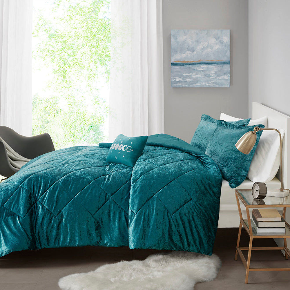 King/Cal King Velvet Comforter Set with Throw Pillow Media 4