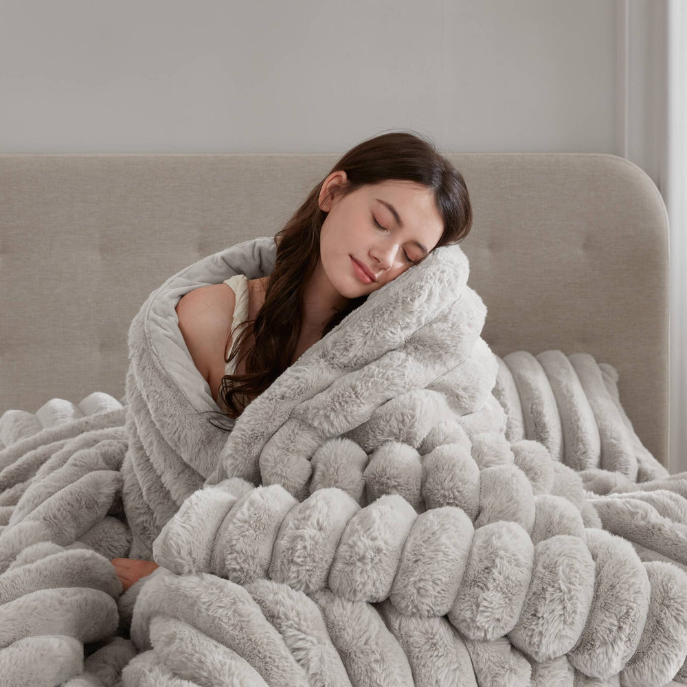 3 Pieces Full/Queen  soft Faux Fur Ribbed Comforter Set,Light Gray Media 18