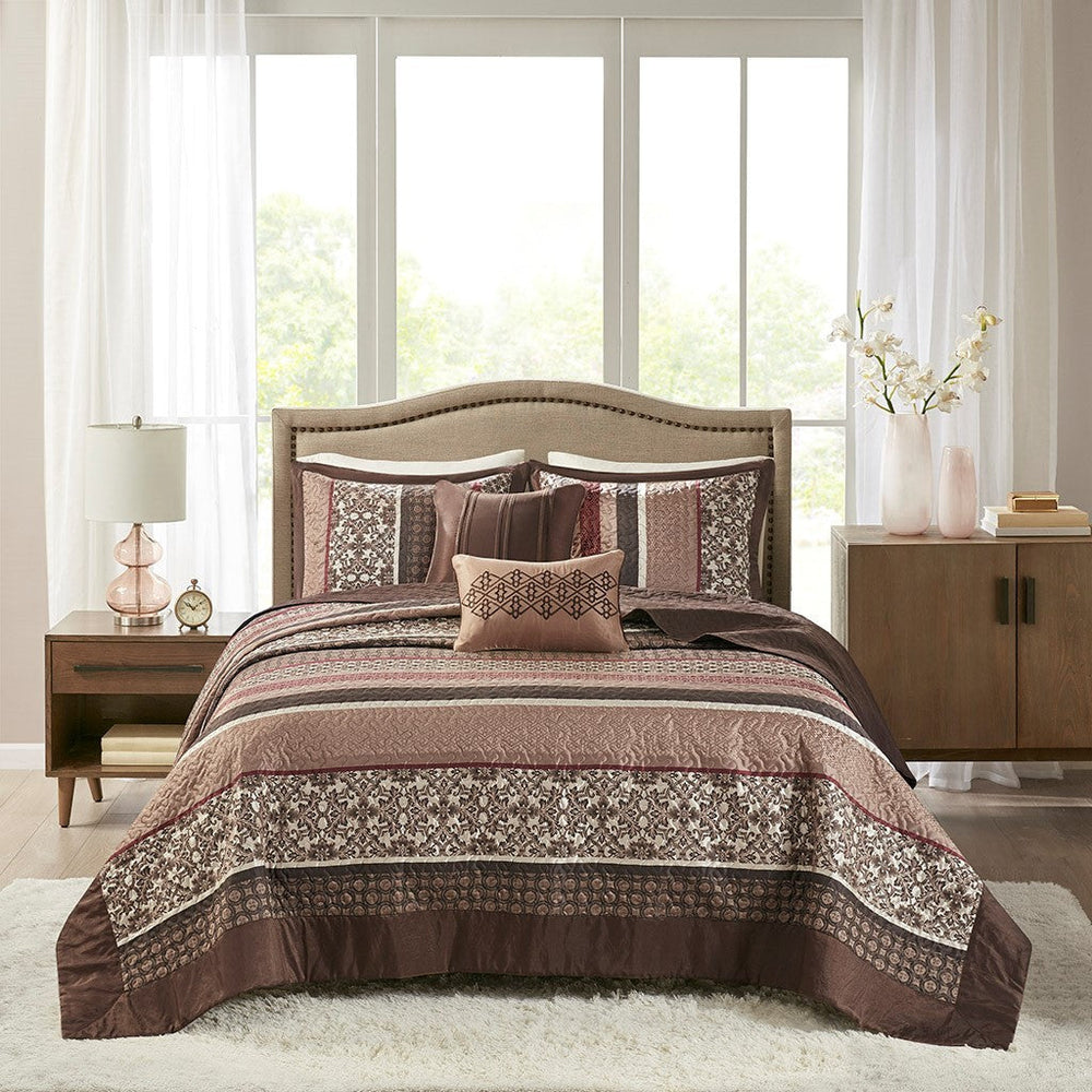 5 Piece Jacquard Quilt Set with Throw Pillows Red King/Cal King Media 2