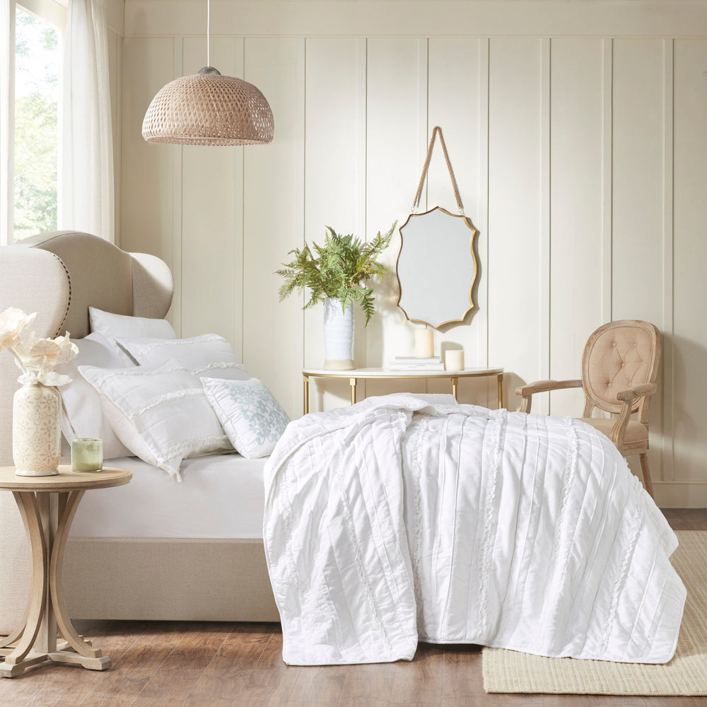 4 Piece   Reversible Ruffle Quilt Set with Throw Pillow White Full/Queen Media 14