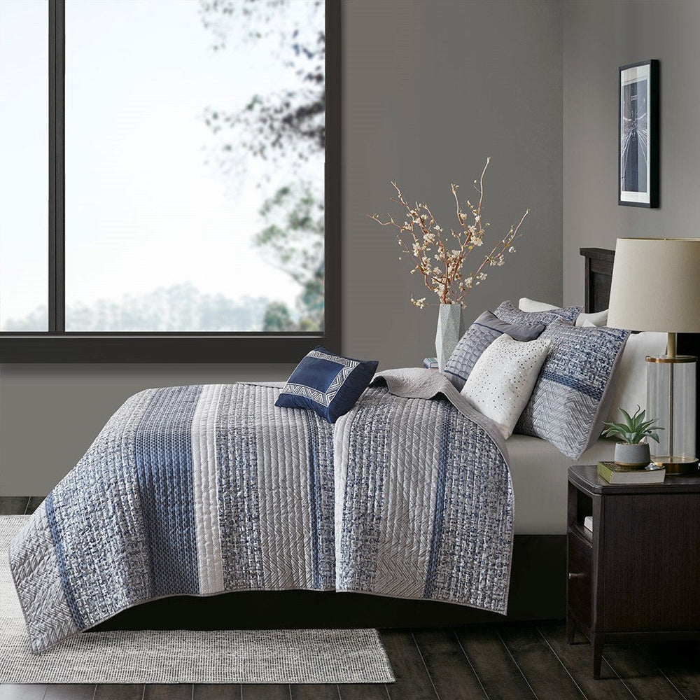 6 Piece Reversible Jacquard Quilt Set with Throw Pillows Navy King/Cal King Media 2