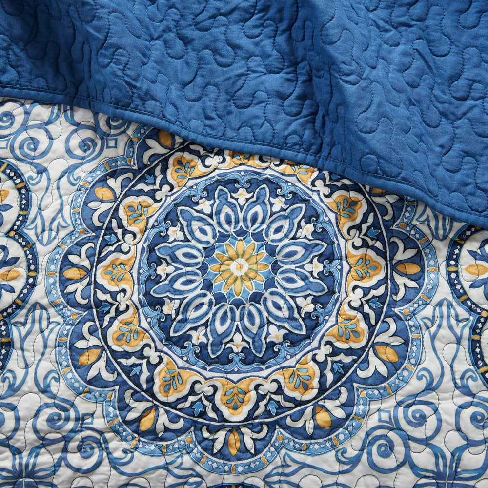 6 Piece Reversible Quilt Set with Throw Pillows Blue Full/Queen Media 6