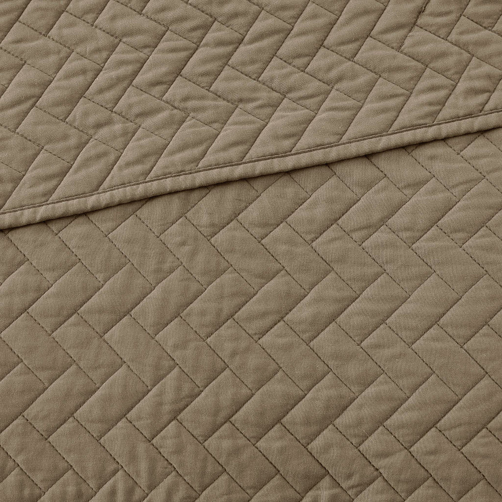 Queen 3 Piece Luxurious Oversized Quilt Set Media 9