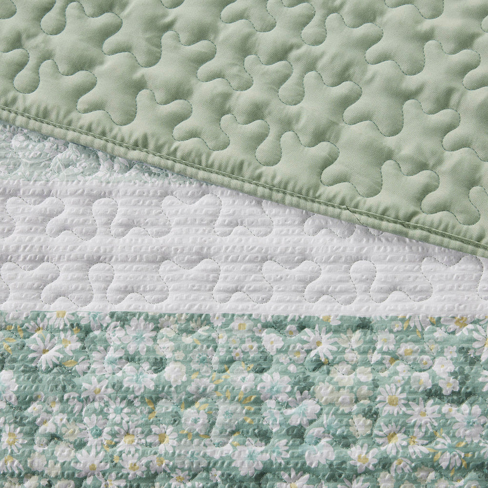 King/Cal King 4 Piece Seersucker Quilt Set with Throw Pillow Media 8