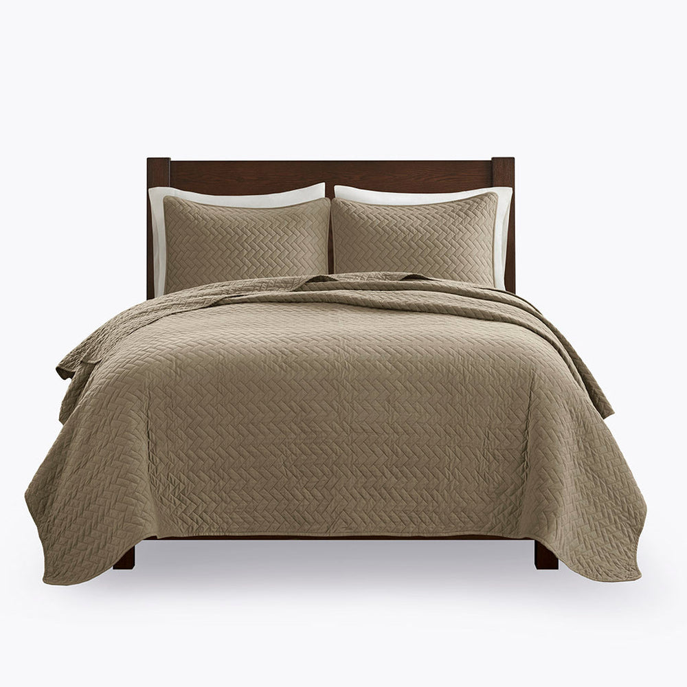 Queen 3 Piece Luxurious Oversized Quilt Set Media 10