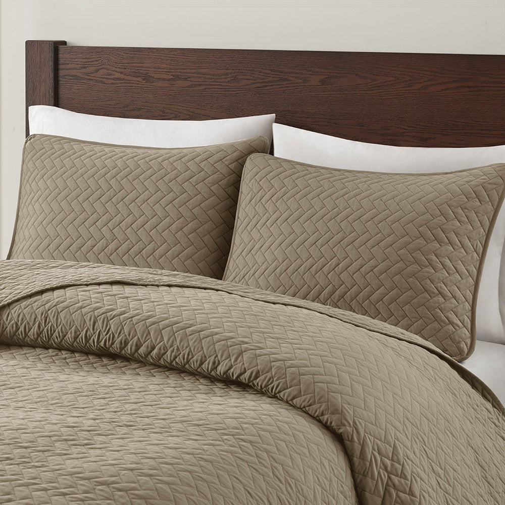 Queen 3 Piece Luxurious Oversized Quilt Set Media 6