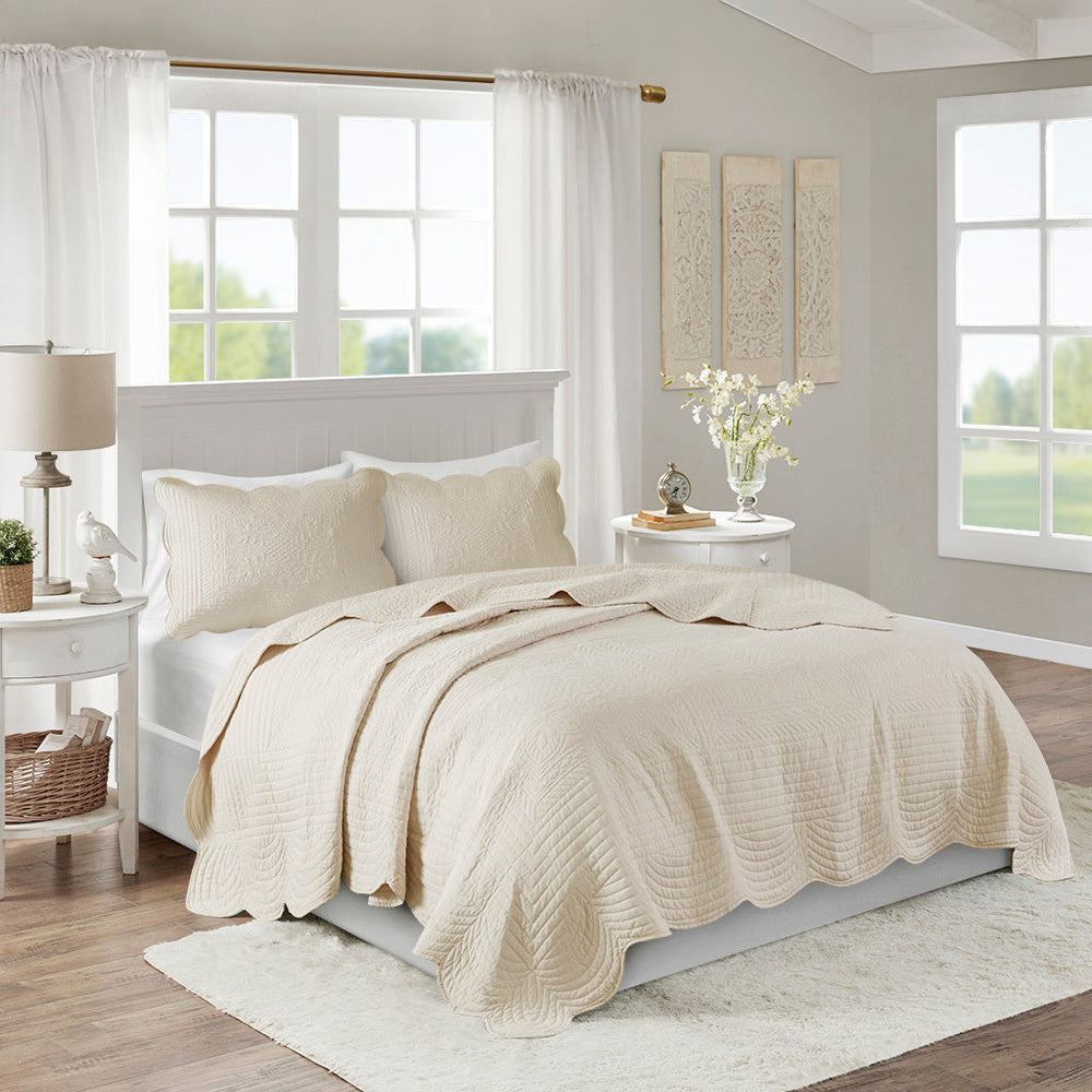3 Piece Reversible Scalloped Edge Quilt Set Cream Full/Queen Media 1