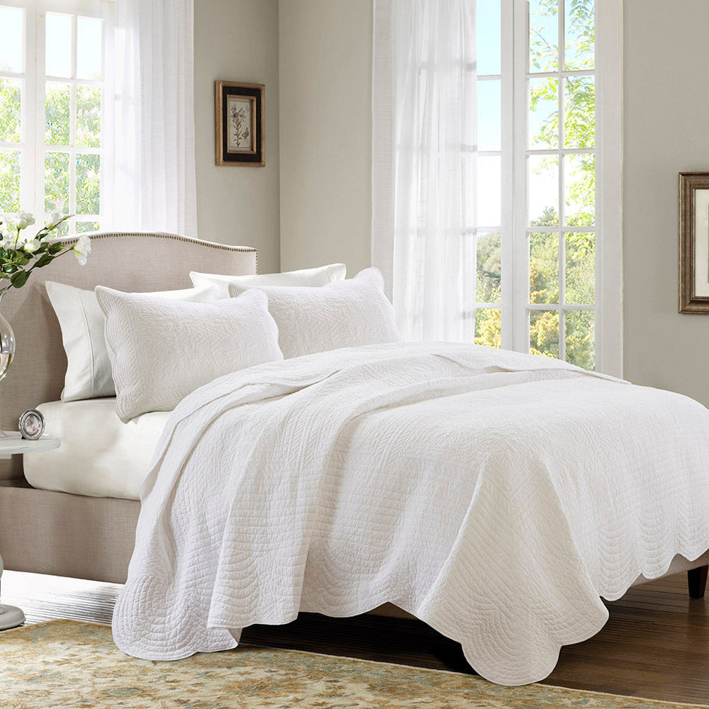 3 Piece Reversible Scalloped Edge Quilt Set White King/Cal King Media 2