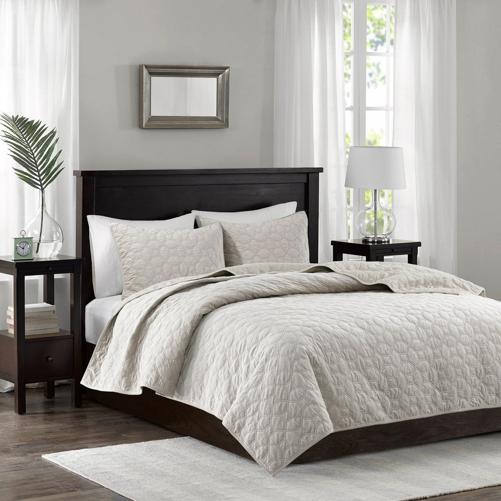 3 Piece Velvet Quilt Set Ivory King/Cal King Media 1