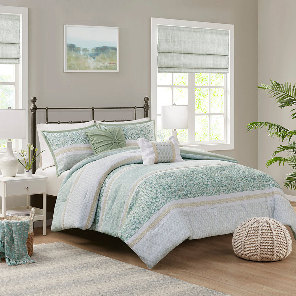 Full/Queen 5 Piece Seersucker Comforter Set with Throw Pillows Media 1