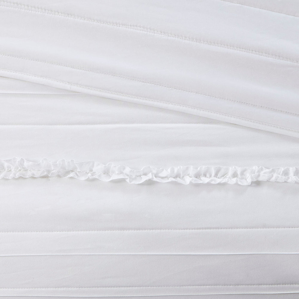 4 Piece   Reversible Ruffle Quilt Set with Throw Pillow White Full/Queen Media 8