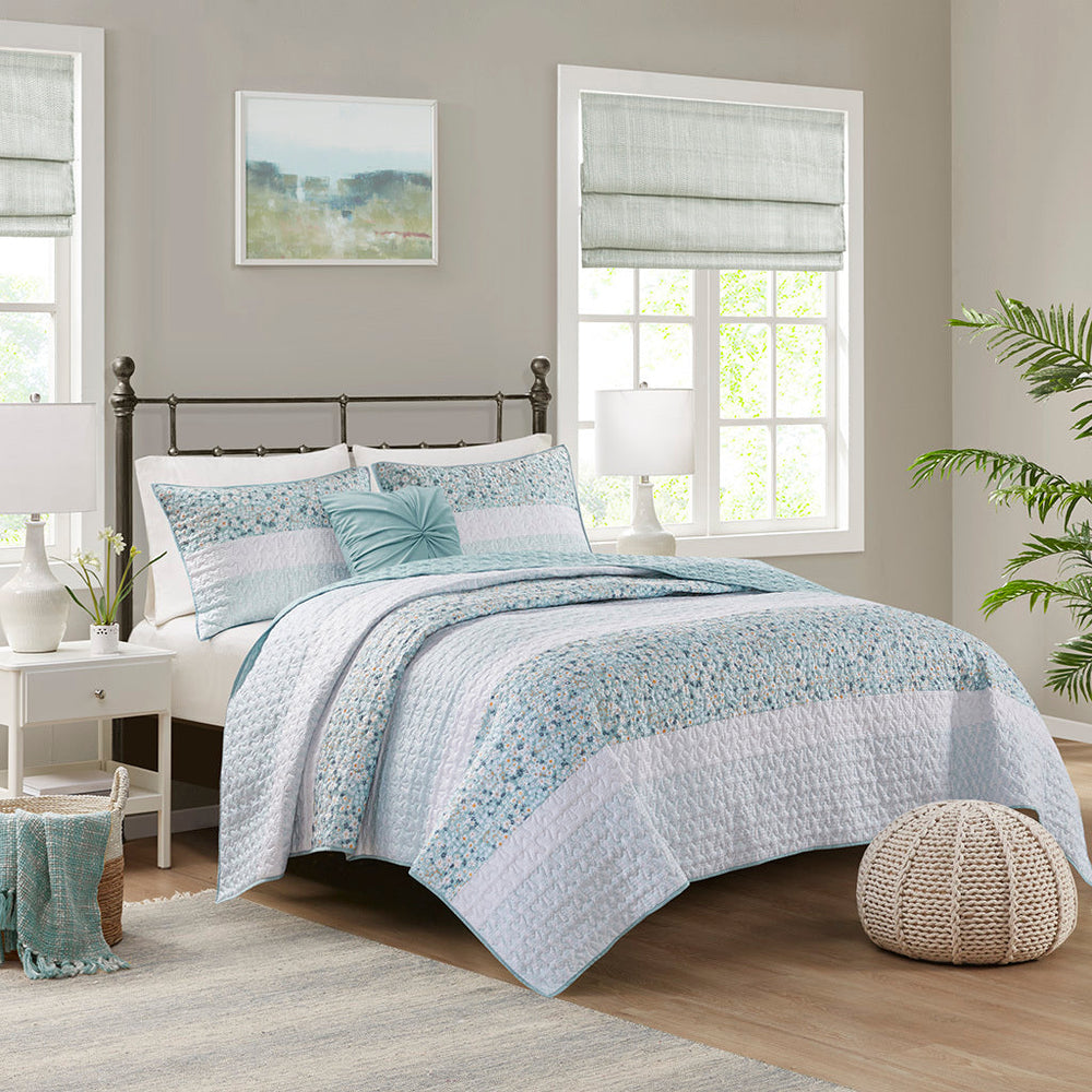 King/Cal King 4 Piece Seersucker Quilt Set with Throw Pillow Media 1